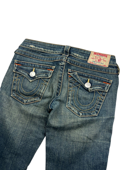 Die True Religion Billy - Low Rise Straight Jeans von ZAZA resell in Größe 24 (S) ist blau, mit charakteristischen weiß abgesteppten Gesäßtaschen, einem braunen Bundlabel und einer Außenbeinlänge von 101 cm.