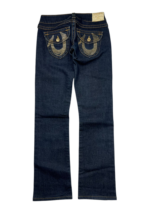 Die True Religion Billy - Low Rise Straight Jeans von ZAZA resell, Größe 26 (S), sind aus seltenem dunkelblauem Denim mit aufgenähten Gesäßtaschen und einem braunen Bundetikett. Maße: Bundweite 36, Außenbeinlänge 95. Abgebildet von hinten.