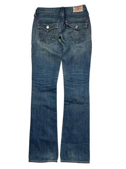Die True Religion Billy - Low Rise Straight Jeans von ZAZA resell, Größe 24 (S), hat blauen Denim, Klappentaschen hinten mit Knopfverschluss, verblichene Beindetails und genaue Passformangaben wie Bundweite und Labelgröße.