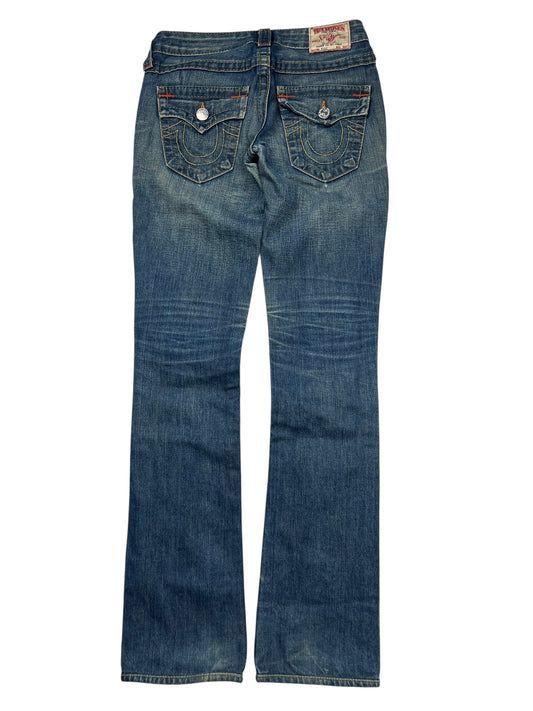 Die True Religion Billy - Low Rise Straight Jeans von ZAZA resell, Größe 24 (S), hat blauen Denim, Klappentaschen hinten mit Knopfverschluss, verblichene Beindetails und genaue Passformangaben wie Bundweite und Labelgröße.