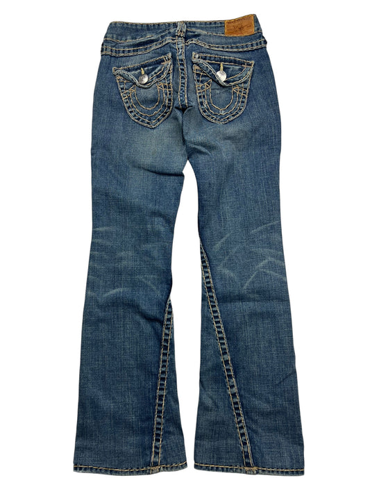 Die True Religion Joey Super T - Low Rise Boot (26/S) von ZAZA resell zeichnet sich durch blauen Denim, weiße Nähte, ausgestellte Beine, Gesäßtaschen mit Klappe und Knopfverschluss sowie Hufeisenstickerei aus. Details zu Bundweite und Labelgröße verfügbar.