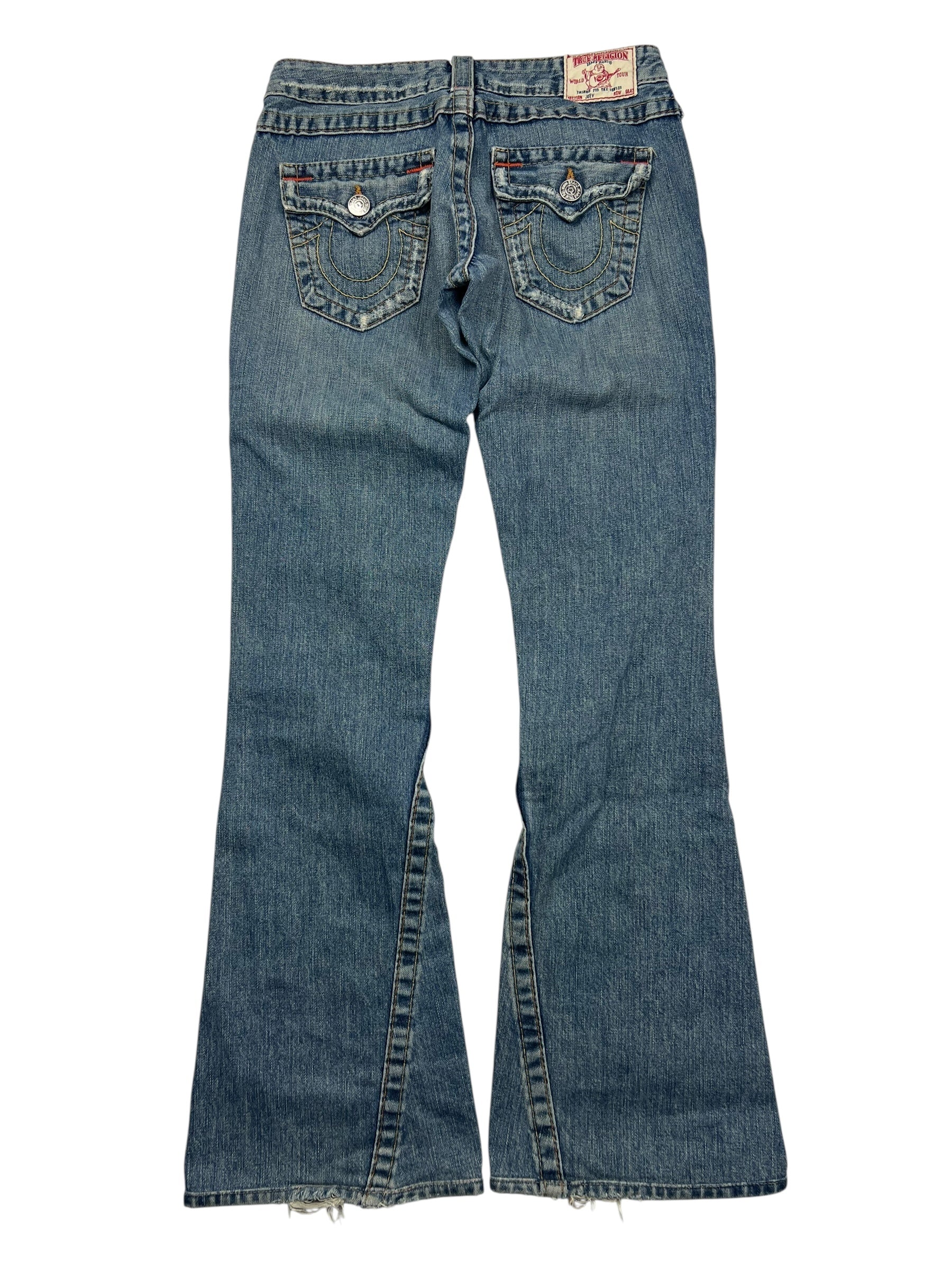 Die True Religion Joey - Low Rise Boot Jeans von ZAZA resell in Größe 26 (S) ist aus blauem Denim und hat zwei Pattentaschen hinten, Knopfverschlüsse, Ziernähte, ein Bundetikett und leicht ausgestellte, ausgefranste Säume.