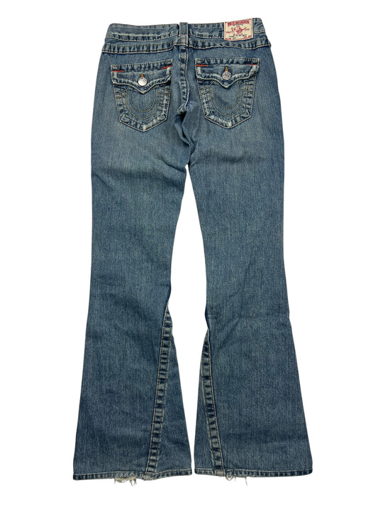 Die True Religion Joey - Low Rise Boot Jeans von ZAZA resell in Größe 26 (S) ist aus blauem Denim und hat zwei Pattentaschen hinten, Knopfverschlüsse, Ziernähte, ein Bundetikett und leicht ausgestellte, ausgefranste Säume.