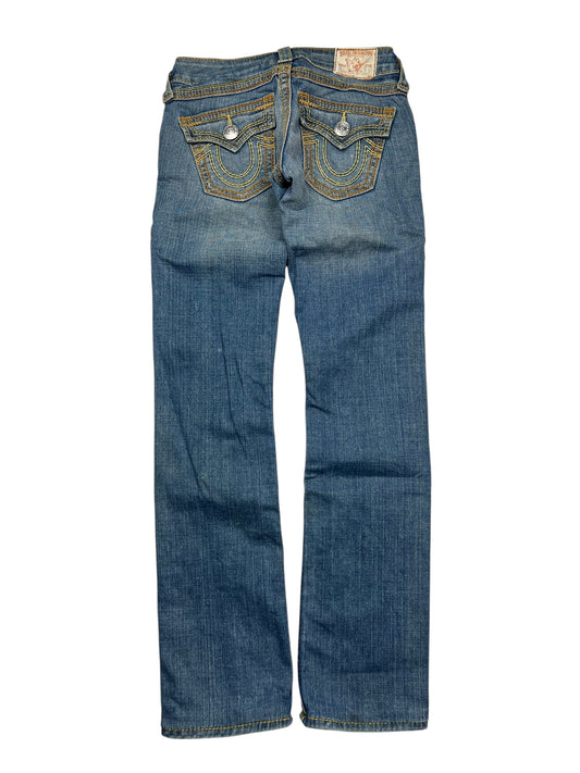 Die True Religion Billy QT - Low Rise Straight Jeans von ZAZA resell in Größe 24 (S) verfügt über blauen Denim, zwei Gesäßtaschen mit Ziernähten und Knopfklappen sowie einen Markenaufnäher aus hellbraunem Leder - ein seltener klassischer Fund.