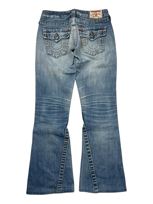 Die True Religion Joey - Low Rise Boot Jeans von ZAZA resell hat eine blaue Denim-Waschung, zwei Pattentaschen hinten mit Knopfverschluss, dezente Fading-Effekte, einen leicht ausgestellten Bootcut und wird in Größe 25 (S) geliefert, damit sie perfekt sitzt.