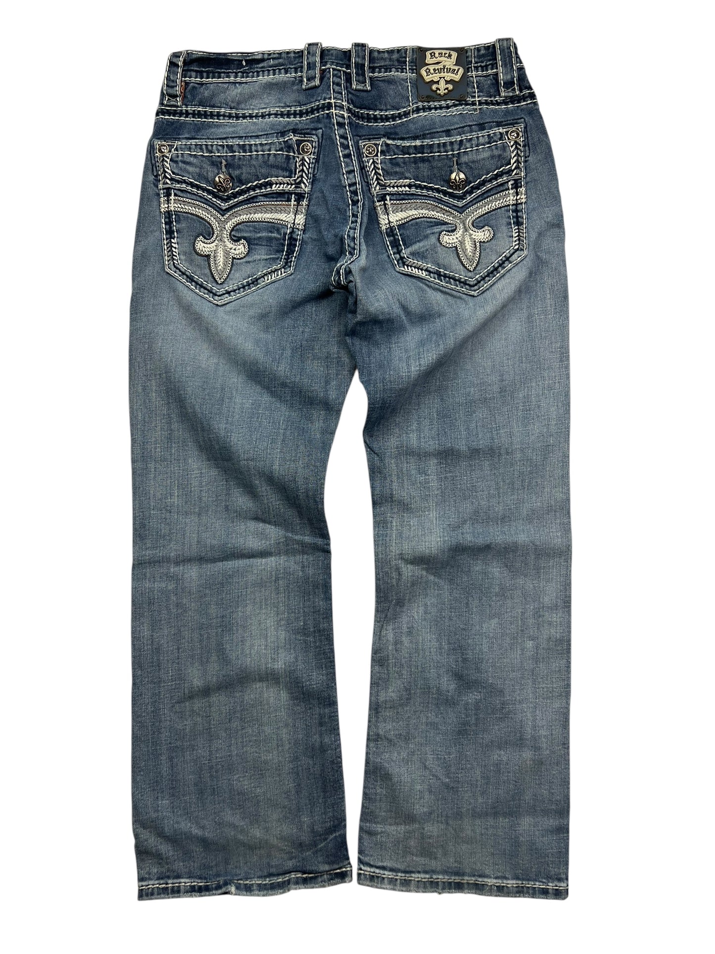 Die Rock Revival Relaxed Straight/Baggy Jeans von ZAZA resell in Größe 34 (M) sind aus blauem Denim, von hinten gesehen, mit Ziernähten und Stickereien auf beiden Gesäßtaschen sowie leichtem Fading auf dem Stoff.