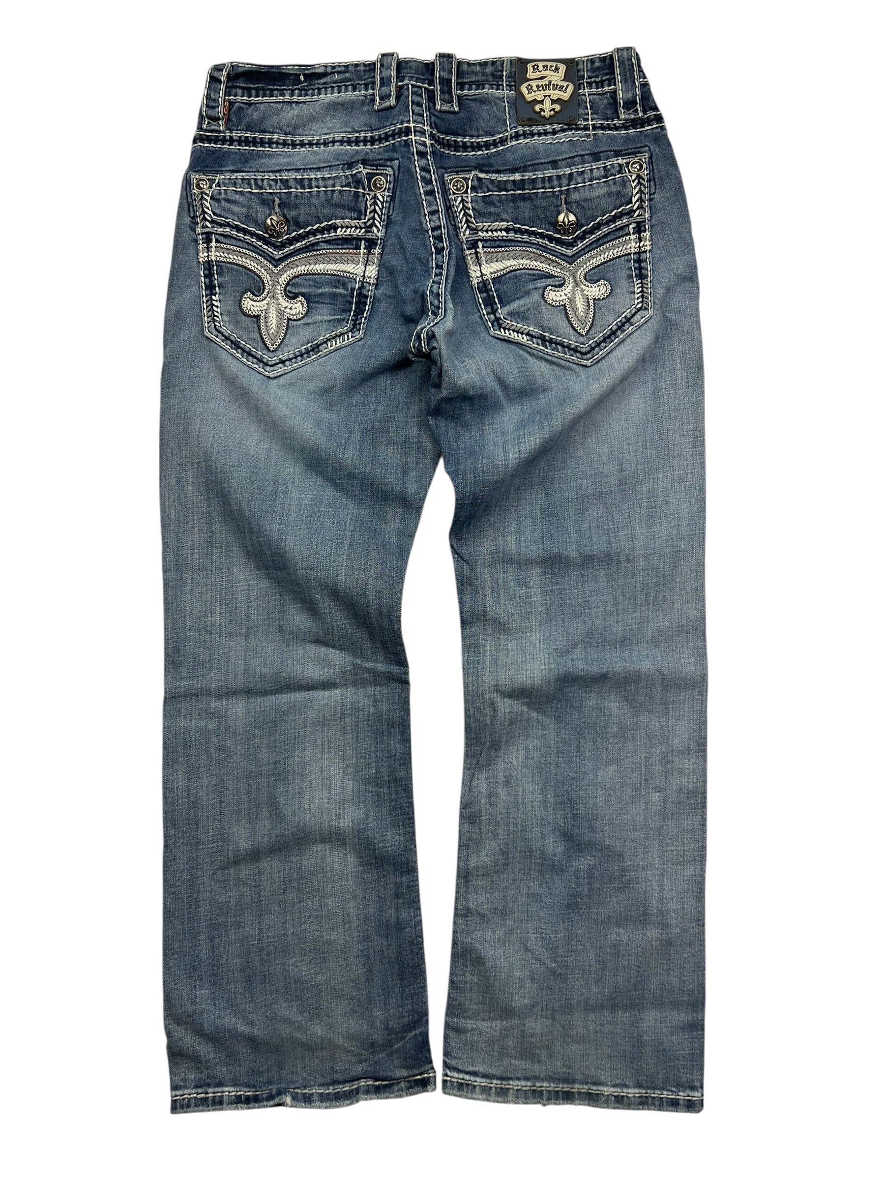 Die Rock Revival Relaxed Straight/Baggy Jeans von ZAZA resell in Größe 34 (M) sind aus blauem Denim, von hinten gesehen, mit Ziernähten und Stickereien auf beiden Gesäßtaschen sowie leichtem Fading auf dem Stoff.