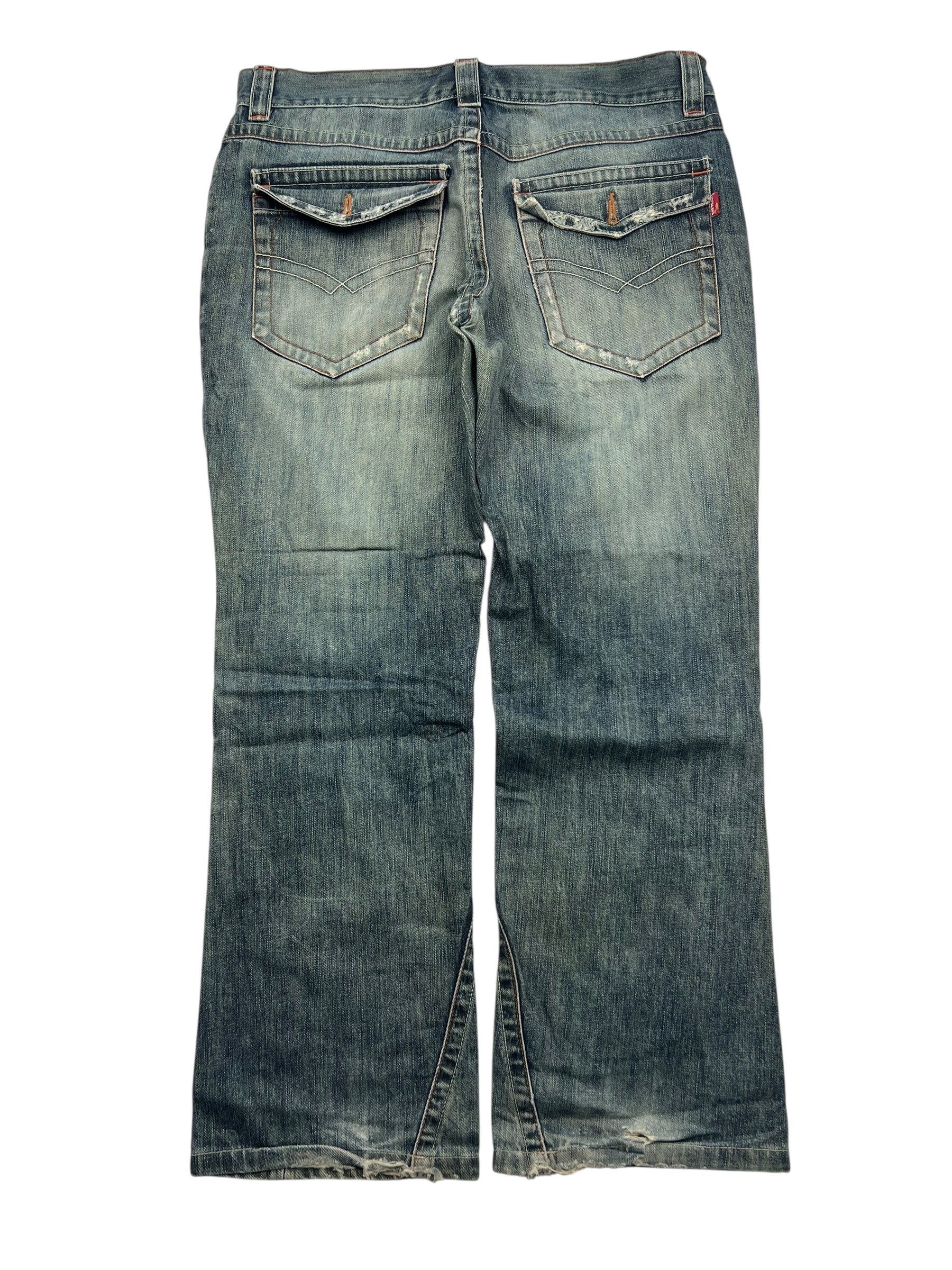 Big Train Boot Jeans von ZAZA resell von hinten mit zwei Gesäßtaschen, braunen Nähten und einem roten Tag auf der rechten Tasche gezeigt. Vintage Zustand ist ausgezeichnet mit einem leicht ausgestellten Bein, klassischen Details und Bundweite für eine perfekte Passform.