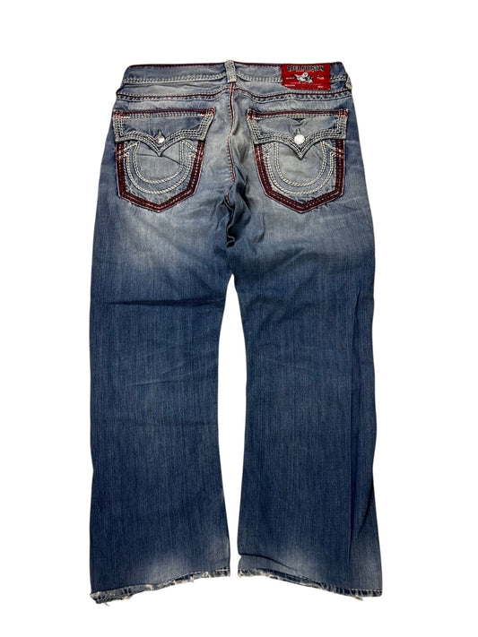 Die True Religion Mega T Straight Jeans von ZAZA resell in Größe 34 (M) verfügen über Ziernähte, Pattentaschen mit Metallic-Akzenten, ein rotes Markenlabel am Bund und einen verwaschenen Denim-Look mit idealer Bundweite.