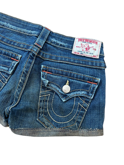 Ein Paar True Religion Shorts | 23 (XS) von ZAZA resell aus blauem Denim, mit weißen Nähten, einem Metallknopf in der Gesäßtasche und einem Markenaufnäher am Bund für einen klassischen Cowboy-Look.