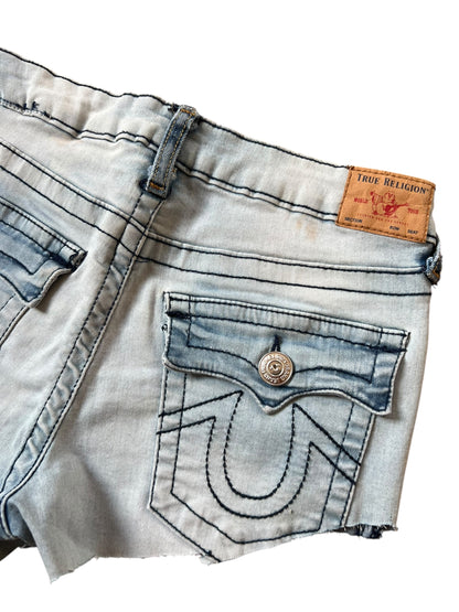 Die True Religion Shorts | S von ZAZA resell haben eine helle Denim-Waschung, detaillierte Nähte, eine Gesäßtasche mit Klappe und Knopf, einen Lederaufnäher am Bund und einen ausgefransten Saum für einen entspannten Look.
