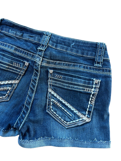 Ein Paar LA idol USA Shorts | XS von ZAZA resell in Bundweite 32, aus blauem Denim mit ausgefransten Säumen und Ziernähten an den Gesäßtaschen, abgebildet auf weißem Hintergrund.