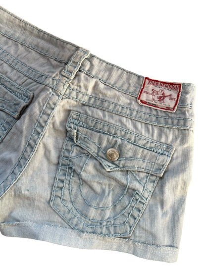 Eine Nahaufnahme der True Religion Shorts | 30 (M) von ZAZA resell zeigt eine Gesäßtasche mit Ziernähten, einen Metallknopf und ein rotes Markenetikett über der Tasche. Maße in Zentimetern verfügbar. Weißer Hintergrund.