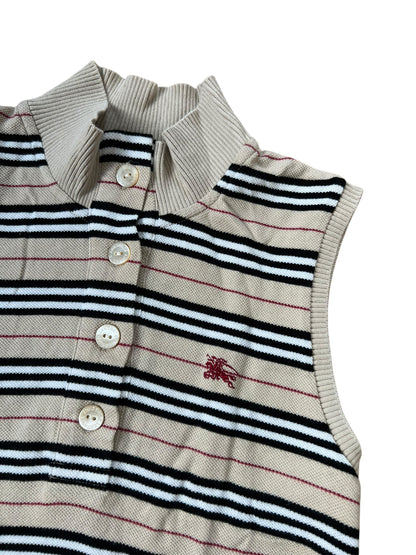 Burberry Top | S von ZAZA resell: Ärmeloses beigefarbenes Stricktop mit schwarz-weißen Streifen, dünnen roten Linien, weißen Knöpfen, Rippkragen und rotem Logo-Stick. Zustand 9. Maße und Labelgröße auf Anfrage.