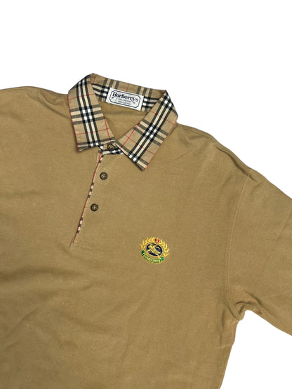 Hellbraunes Burberry Hemd | L von ZAZA resell, mit klassischem Karokragen, teilweiser Knopfleiste und gesticktem Wappenlogo auf der linken Brust. Labelgröße M, Zustand 9/10. Auf einfarbig weißem Hintergrund abgebildet.