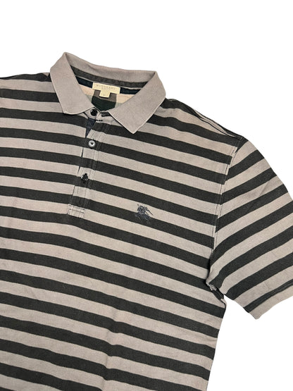 Burberry Polo Shirt | M von ZAZA wiederverkaufen. Grau und schwarz gestreiftes Kurzarmhemd, hellgrauer Kragen, drei Knöpfe, Brustlogo, Burberry-Tag innen. Maße in cm verfügbar. Labelgröße M. Zustand: 5/10.