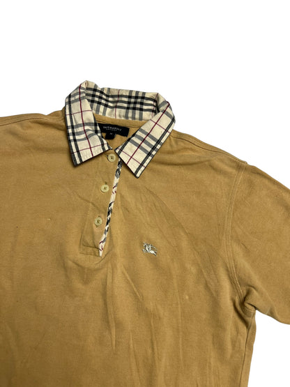 Burberry Polo Shirt | M von ZAZA resell in braun, Zustand 9/10. Mit beige-schwarz-rot kariertem Kragen, drei Knöpfen und gesticktem Reiterlogo. Labelgröße M. Flach auf weißem Hintergrund gelegt.