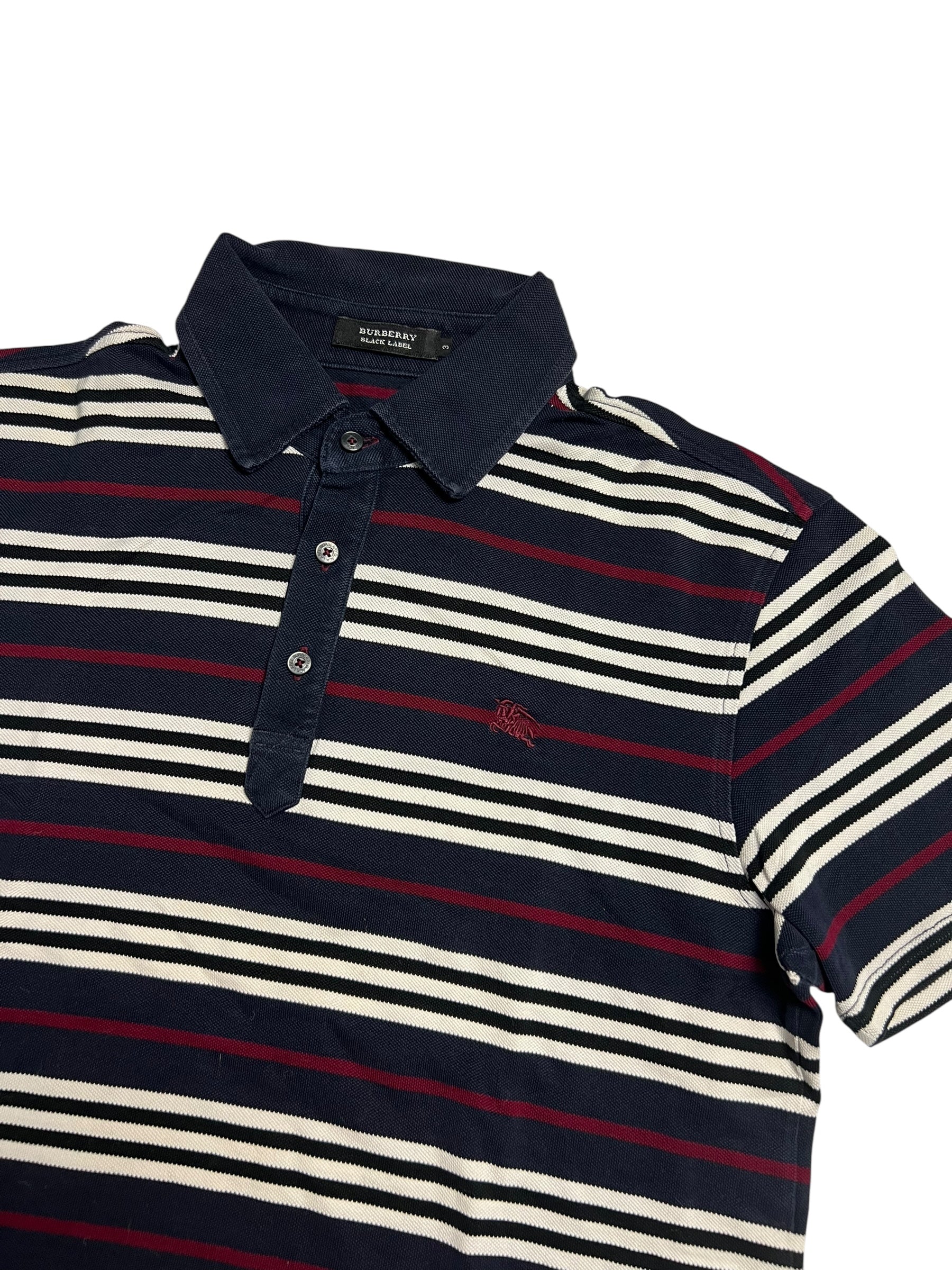 Dieses Burberry Polo Shirt (Labelgröße 3) von ZAZA resell zeichnet sich durch marineblauen Stoff, horizontale weiße, rote und beige Streifen, eine Drei-Knopf-Klappe, ein kleines rotes Brustlogo und exakte Maße in Zentimetern für eine perfekte Passform aus.
