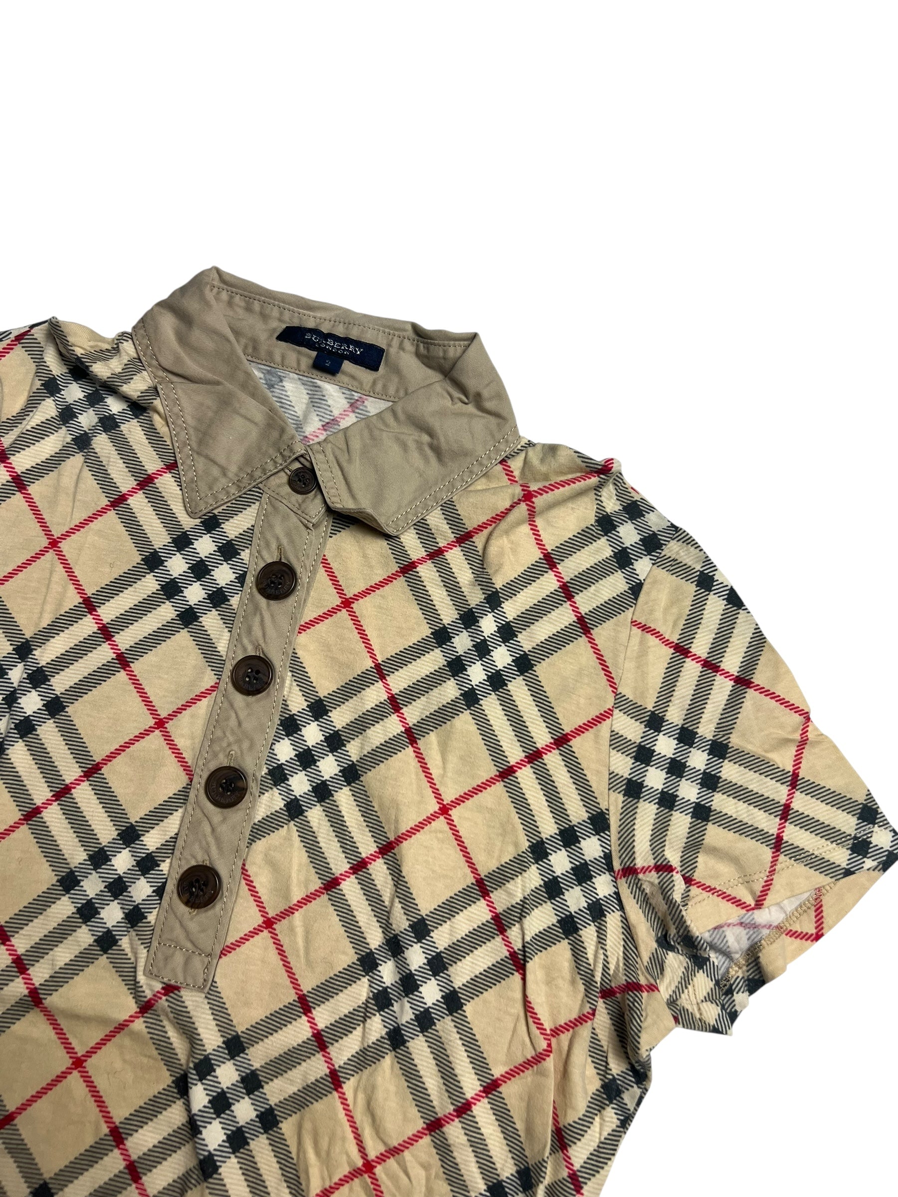 Ein beige kariertes Burberry Polo Shirt (S) von ZAZA resell mit kurzen Ärmeln, Kragen, fünf dunklen Knöpfen und roten, schwarzen und weißen sich kreuzenden Linien. Burberry Etikett innen; Zustand 9/10.