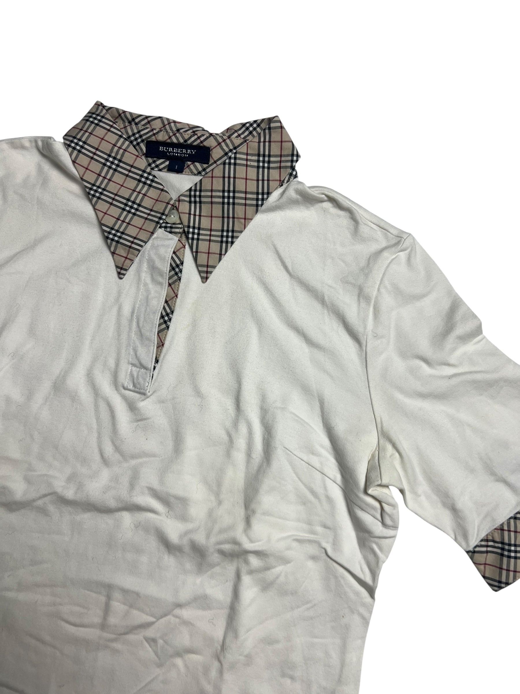 Burberry Polo Shirt | XS von ZAZA resell in Weiß mit beige, schwarz und rot kariertem Kragen, Teil-Knopfleiste, Zustand 8/10. Ausgestellt vor weißem Hintergrund. Maße (in cm) auf Anfrage erhältlich.