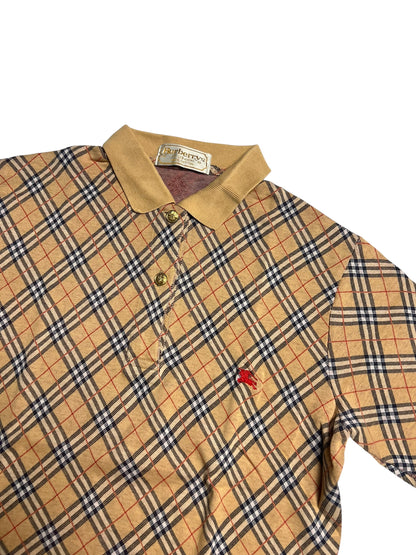 Burberry Polo Shirt | M von ZAZA wiederverkaufen: Mit beigem, schwarzem und rotem Plaid, beigem Kragen, drei Knöpfen und kleinem, rot gesticktem Brustlogo. Zustand 9 von 10. Maße auf Anfrage. Angezeigt auf weißem Hintergrund.