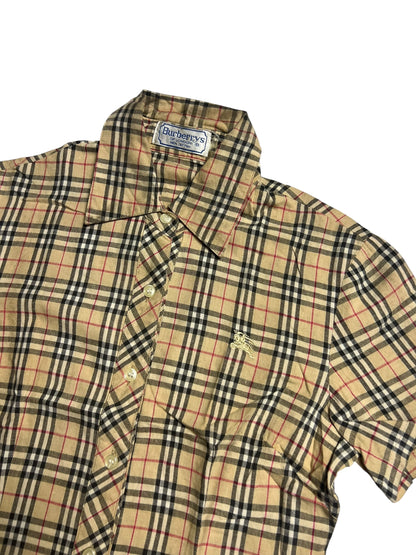 Das Burberry Hemd | S von ZAZA resell ist ein kurzärmeliges, kariertes Button-up mit Kragen, Brust-Logo, Burberrys-Label im Kragen sowie Maßen: Breite 40 cm und Länge 54 cm. Farben: Beige, Schwarz, Rot und Weiß.