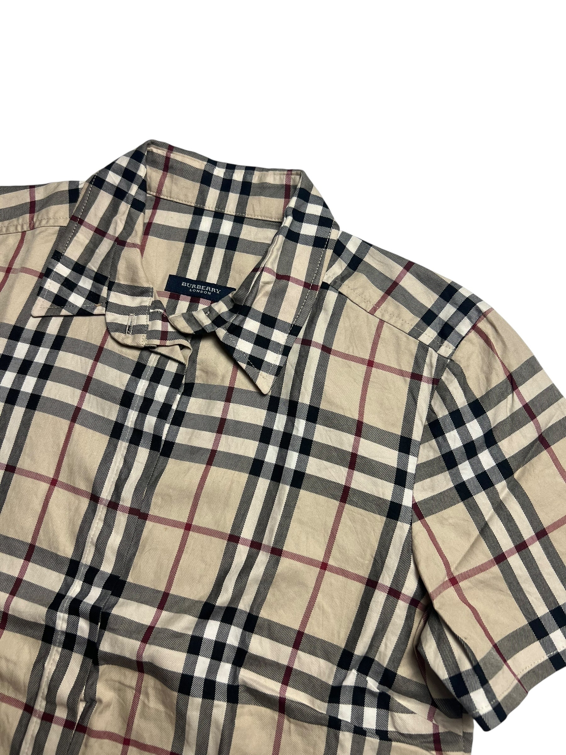 Burberry Hemd | S by ZAZA resell: beigefarbenes kurzärmeliges Button-up-Hemd mit schwarz-weiß-rotem Karomuster (Labelgröße sichtbar), teilweise auf weißem Hintergrund.