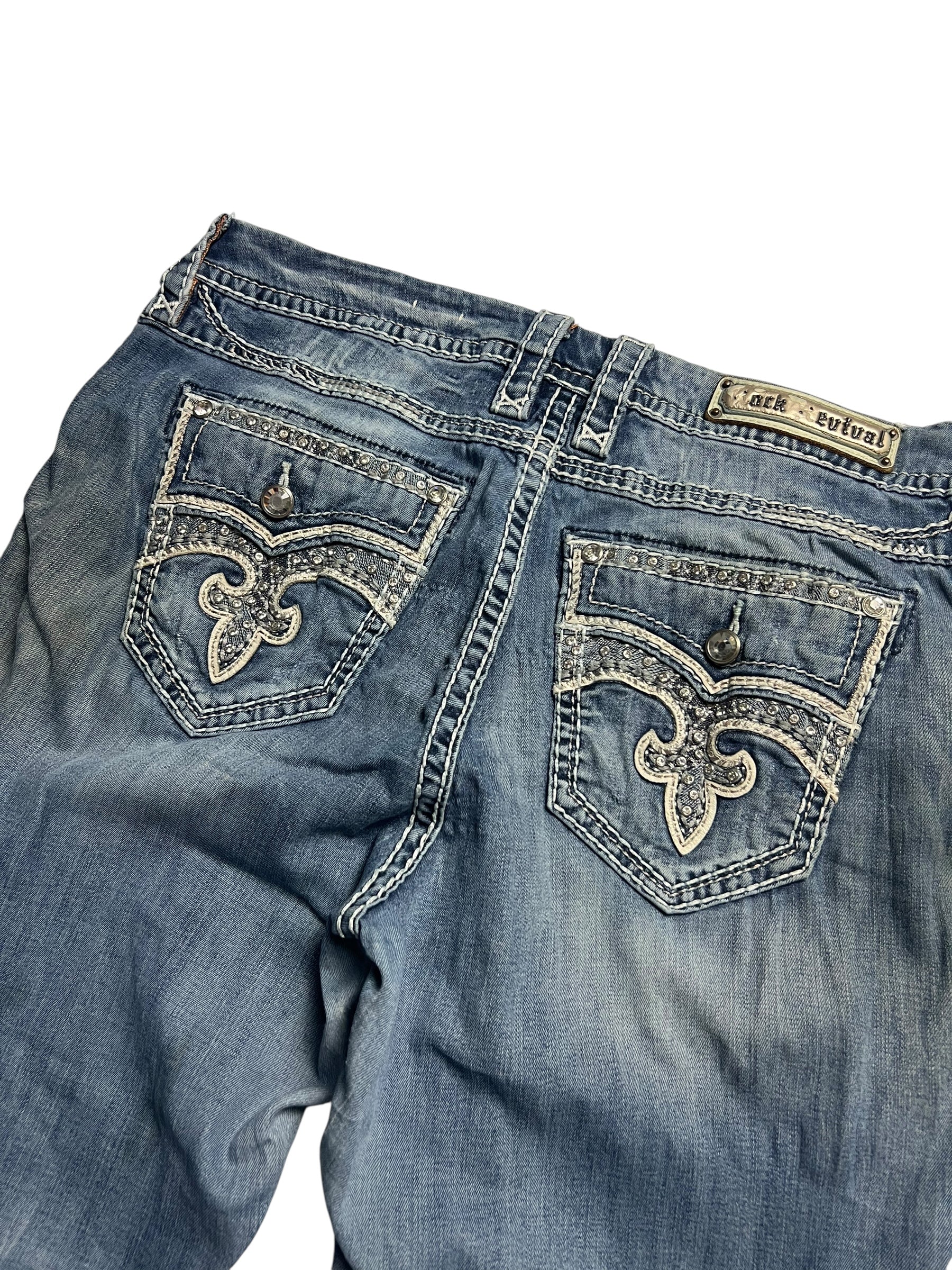 Rock Revival Mid Rise Boot | 32 (XL) von ZAZA resell: Blaue Denim-Jeans mit Ziernähten, geknöpften Gesäßtaschen, verwaschenem Used-Look und Bundweite 46 für eine bequeme Passform. Das Etikett über der rechten Tasche lautet Rock Revival.