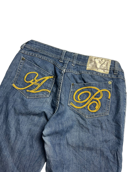 Die Apple Bottoms Mid Rise Boot Jeans von ZAZA resell hat ein großes gelbes gesticktes A und B auf den Gesäßtaschen, ein silberfarbenes gemustertes Bundlabel, Bundweite Passformdetails und bequemen, strapazierfähigen Stoff.