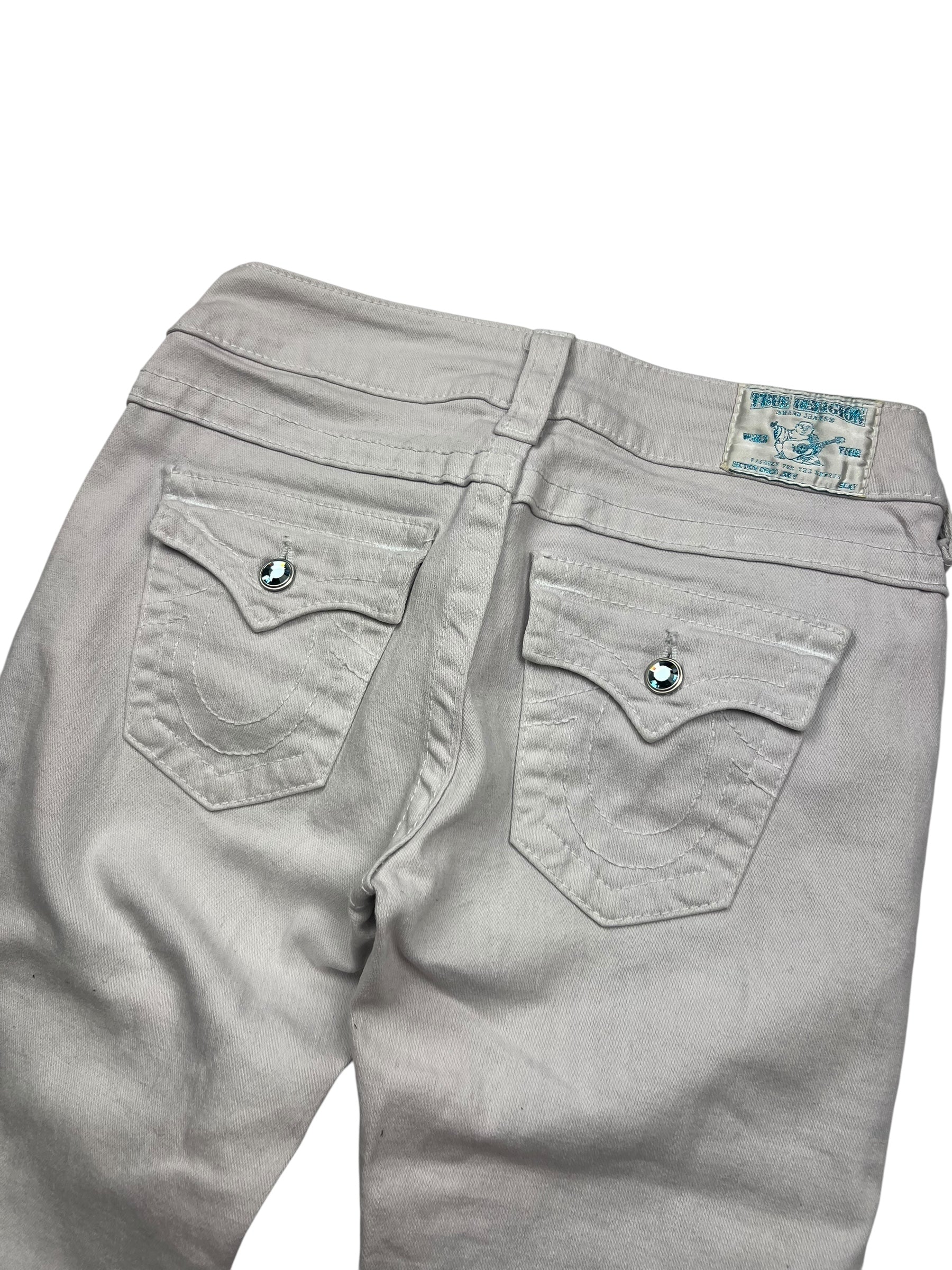 Rückansicht der True Religion Disco Joey - Low Rise Boot Jeans von ZAZA resell in helles grau, mit zwei Knopfpattentaschen, aufgenähtem Hufeisendetail, Markenlabel am Bund. Bundweite 38 cm, Außenbeinlänge 106 cm. Größe 28 (S).