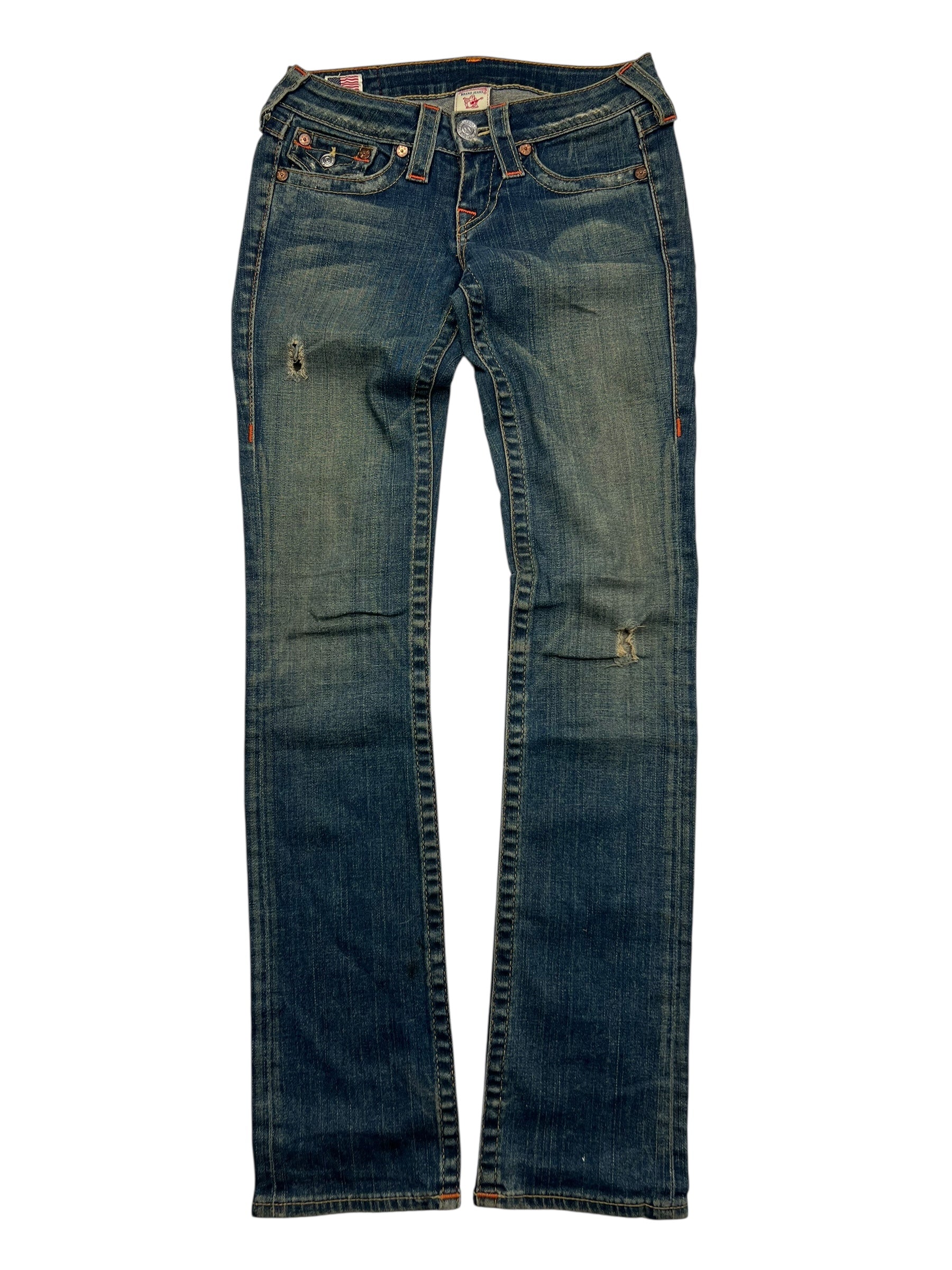 Ein Paar True Religion Billy - Low Rise Straight Jeans in Größe 24 (S) von ZAZA resell, blau mit Abnutzungserscheinungen und kleinen Rissen an den Oberschenkeln und Knien, flach liegend auf weißem Hintergrund abgebildet.