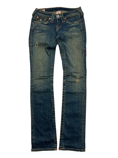 Ein Paar True Religion Billy - Low Rise Straight Jeans in Größe 24 (S) von ZAZA resell, blau mit Abnutzungserscheinungen und kleinen Rissen an den Oberschenkeln und Knien, flach liegend auf weißem Hintergrund abgebildet.