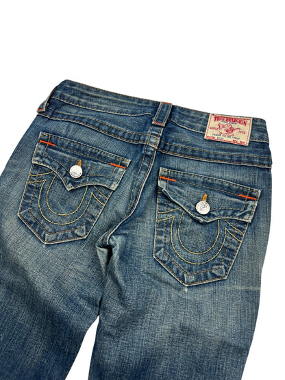 Die True Religion Billy - Low Rise Straight | 24 (S) Jeans von ZAZA resell wird von hinten gezeigt, mit zwei aufgenähten Gesäßtaschen, silbernen Knöpfen und einem Markenetikett am Bund für einen klassischen Look.