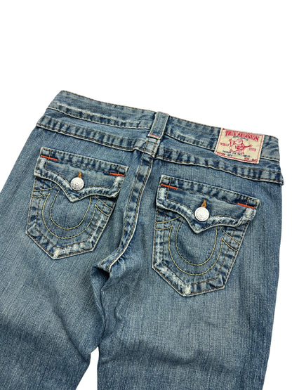 Rückansicht der True Religion Joey - Low Rise Boot Jeans von ZAZA resell in Größe 26 (S). Sie zeigt zwei Pattentaschen hinten mit weißen Nähten, silberne Knöpfe und einen Lederaufnäher mit Markenzeichen am Bund.