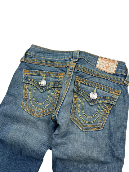 Ein Paar blaue True Religion Billy QT - Low Rise Straight Jeans (Größe 24 S) von ZAZA resell, gezeigt von hinten mit charakteristischen gelben Nähten, silbernen Knopfpattentaschen und einem Marken-Lederaufnäher-ultra seltener Fund mit detaillierter Bundweite.