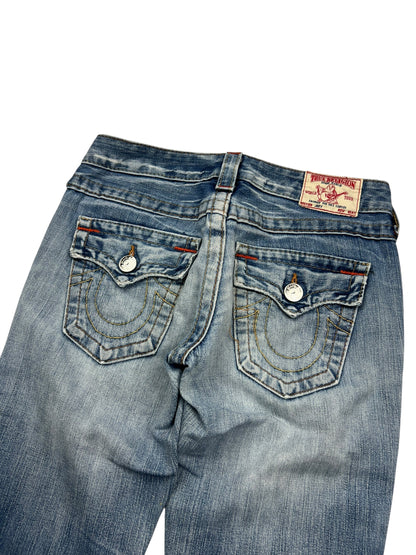 Die True Religion Joey Low Rise Boot Jeans von ZAZA resell in Größe 25 (S) hat einen hellen Denim, dekorativ aufgenähte Gesäßtaschen mit Knopfklappen, einen Markenaufnäher in der Nähe des Bundes und ein gut sichtbares Größenetikett.