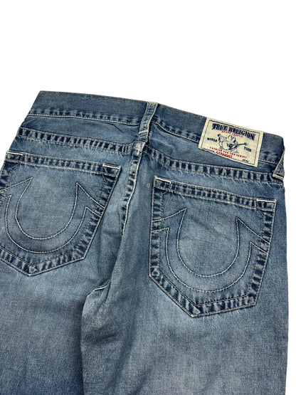 Ein Paar True Religion Straight-Jeans von ZAZA resell in Größe 34 (L), abgebildet von hinten mit weißen Taschennähten, gebrandetem Bundlabel und Bundweite für eine perfekte Passform.