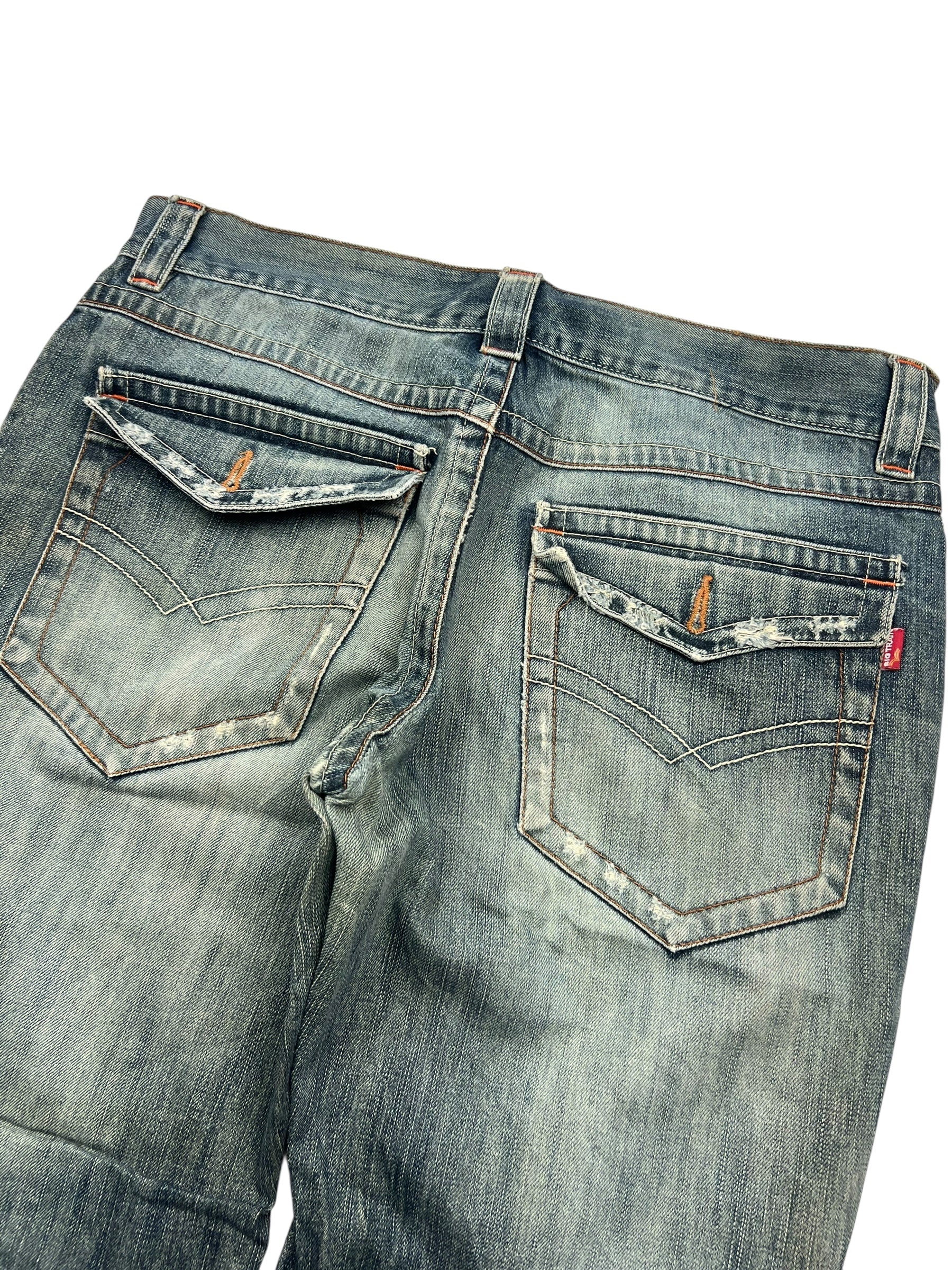 Rückansicht der ZAZA resell Big Train Boot | L Blue Jeans, mit zwei Gesäßtaschen mit Ziernähten, verblichenen Details, rotem Etikett an der rechten Tasche, hellbraunen Nähten und vermerkter Bundweite für die Passform.