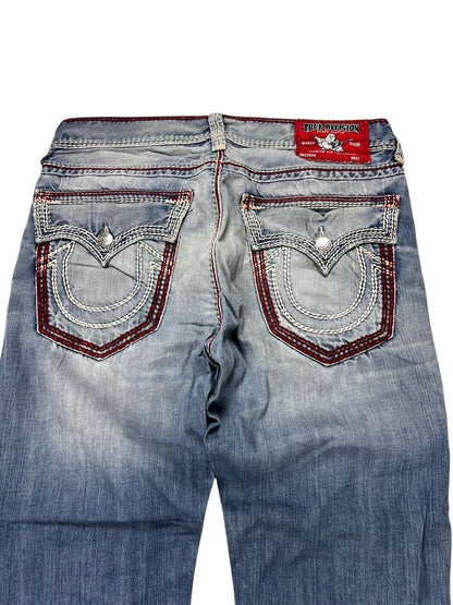 Ein Paar blaue True Religion Mega T Straight Jeans von ZAZA resell in Größe 34 (M), von hinten gesehen mit detaillierten weißen und roten Taschennähten und einem roten Markenetikett über der rechten Tasche für eine perfekte Passform.
