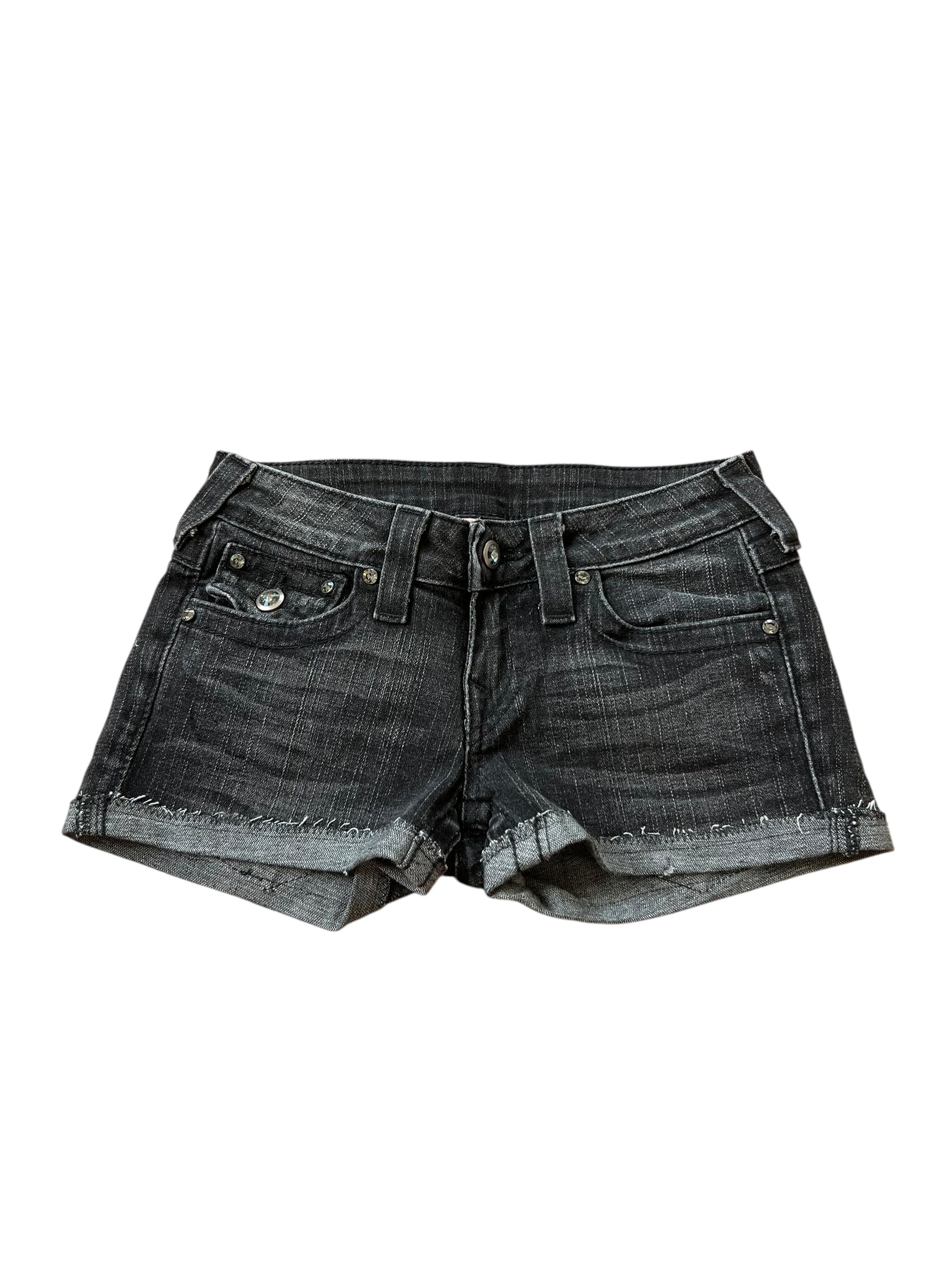 Die True Religion Shorts | 25 (S) von ZAZA resell sind schwarze Custom Shorts mit Bündchen am Saum, Vorder- und Gesäßtaschen, Gürtelschlaufen, einem Knopfverschluss, Bundweite und Labelgröße 25 für eine maßgeschneiderte Passform.