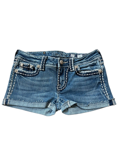 Miss Me Shorts | 27 (S) von ZAZA resell: blaue Denim-Jeans-Shorts mit weißen Kontrastnähten, Taschen, Knopf- und Reißverschluss, Rollbündchen und Bundweite 35-ideal als Custom-Shorts in Labelgröße 27.
