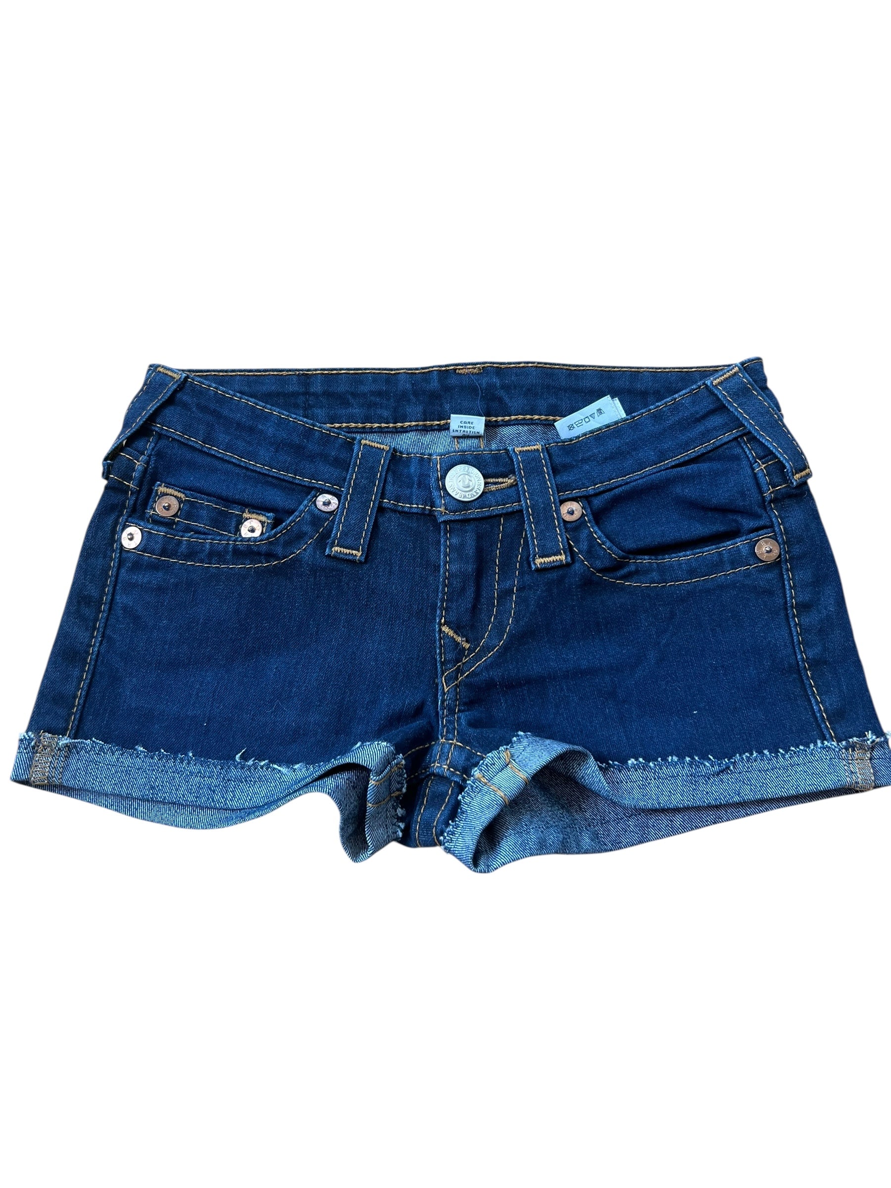 True Religion Shorts | 24 (XS) von ZAZA resell: dunkelblauer Denim mit Bündchen am Saum, Bundweite 33, Vorder- und Gesäßtaschen, Metallknöpfen und Gürtelschlaufen. Angezeigt auf weißem Hintergrund.