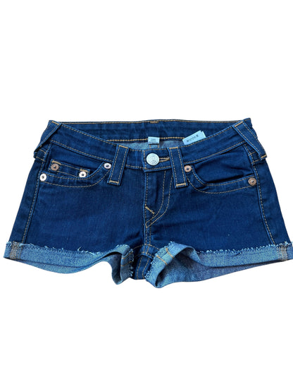 True Religion Shorts | 24 (XS) von ZAZA resell: dunkelblauer Denim mit Bündchen am Saum, Bundweite 33, Vorder- und Gesäßtaschen, Metallknöpfen und Gürtelschlaufen. Angezeigt auf weißem Hintergrund.