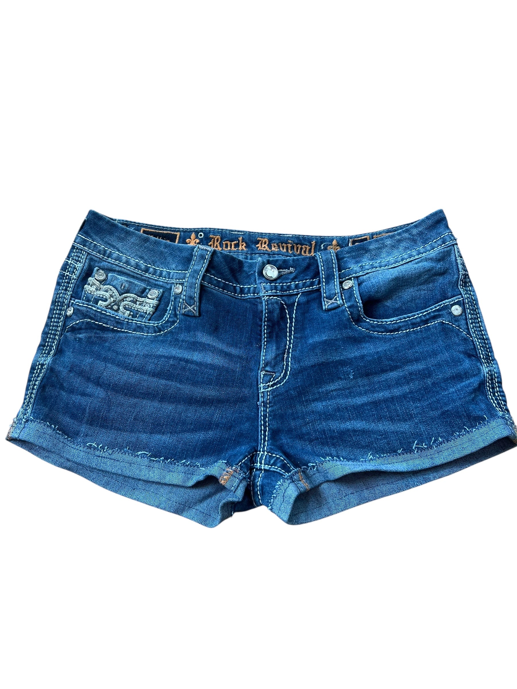 Rock Revival Shorts von ZAZA resell in Größe 30 (M/L): blauer Denim mit gekrempelten Bündchen, Vordertaschen, sichtbaren Nähten, einem dekorativen Taschendesign und "Rock Revival" auf dem Innenbund. Bundweite: 41 cm.