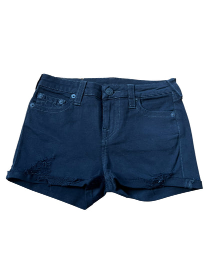 Die True Religion Shorts | 29 (S) von ZAZA resell sind dunkelblaue Denim-Shorts mit Used-Optik an den Säumen, Vordertaschen und Gürtelschlaufen.