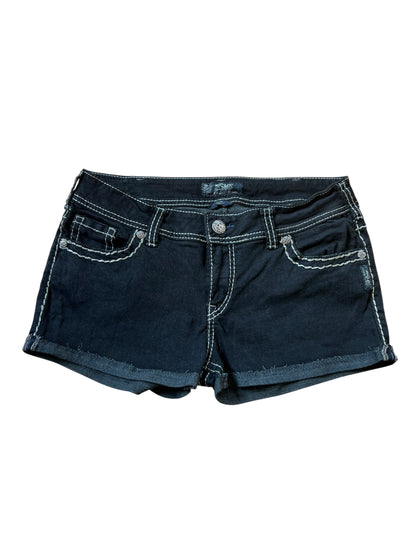Die Silver Jeans Shorts | 31 (L) von ZAZA resell sind aus schwarzem Denim mit weißen Nähten, Vorder- und Gesäßtaschen, Gürtelschlaufen, Knopfverschluss und auf weißem Hintergrund. Bundweite und Labelgröße Info vorhanden.