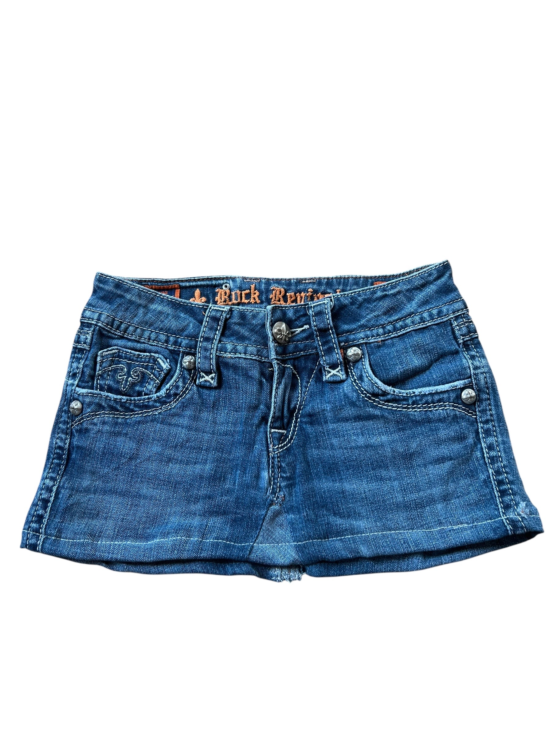 Ein Rock Revival Rock in Größe 25 (XS) von ZAZA resell mit Vordertaschen, Gürtelschlaufen und sichtbaren Nähten liegt flach auf einem weißen Hintergrund.