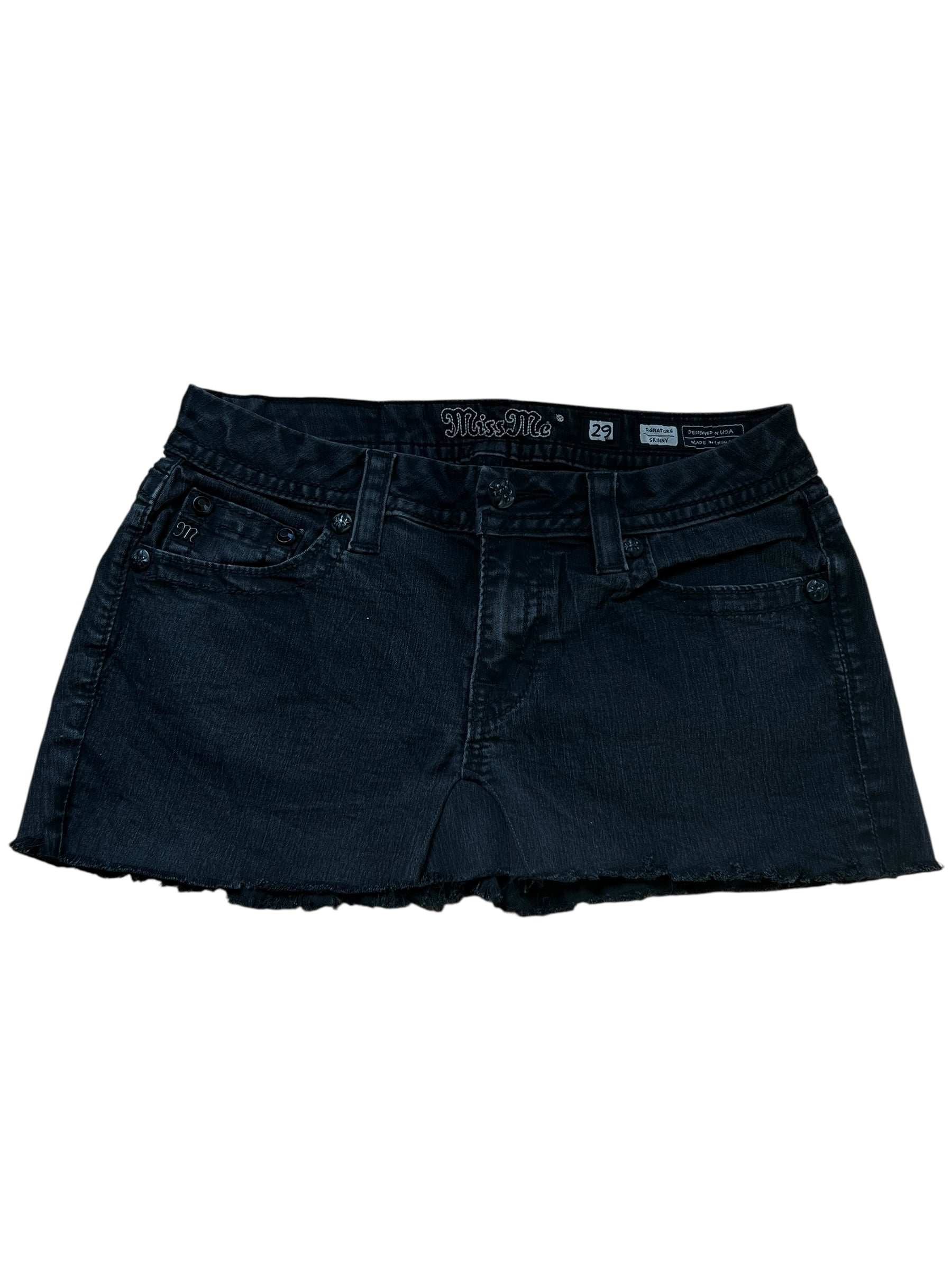 Der Miss Me Skirt | 29 (M) von ZAZA resell ist ein schwarzer Denim-Minirock mit ausgefranstem Saum, fünf Taschen, Gürtelschlaufen, Knopfverschluss und leicht verblichenem Look. Größe: Labelgröße 29, Bundweite 39.