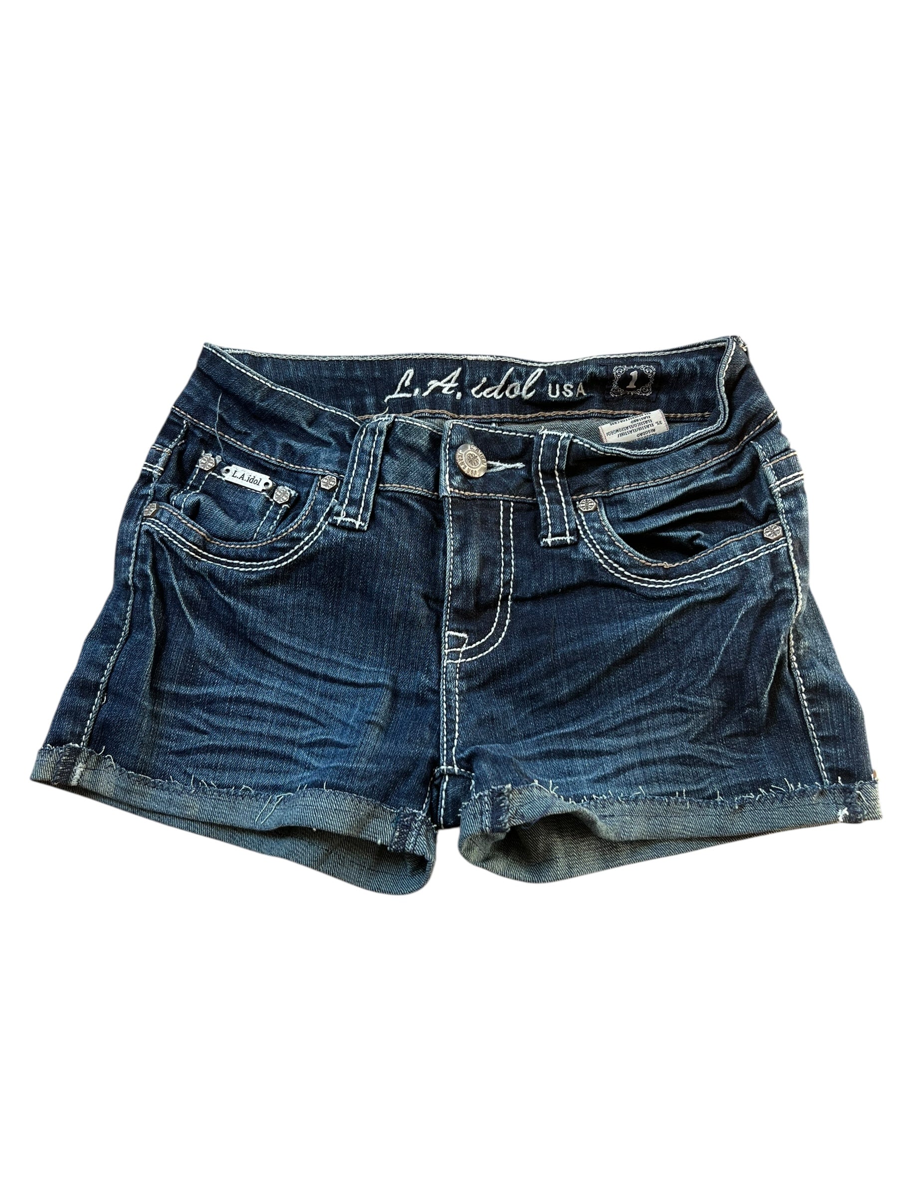 Ein Paar LA idol USA Shorts | XS von ZAZA resell aus dunkelblauem Denim mit ausgefransten Säumen, weißen Nähten, Vorder- und Gesäßtaschen, Gürtelschlaufen und einem gebrandeten Bund. Farbe wie auf Bild.