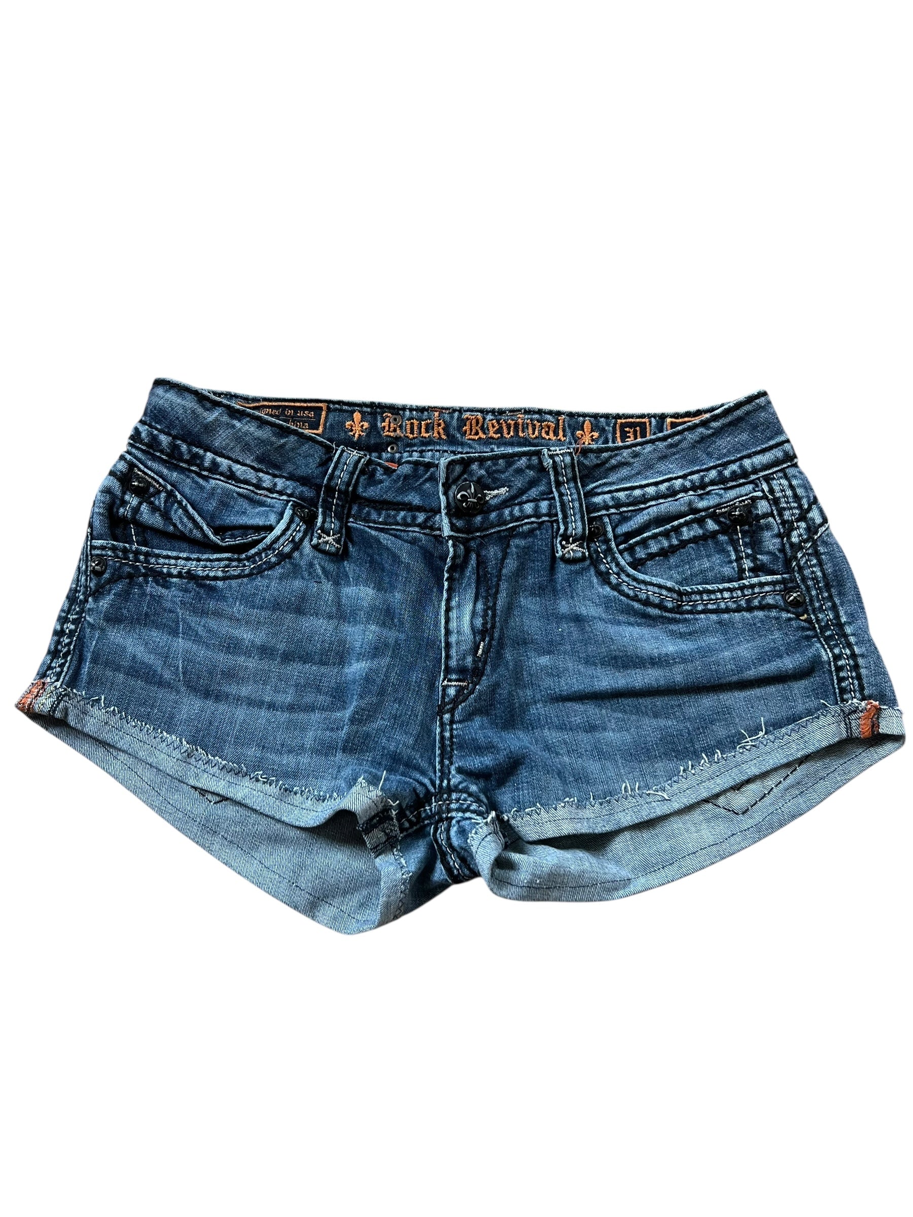 Rock Revival Shorts von ZAZA resell in Größe 31 (M): blaue Denim-Cutoffs mit ausgefransten Säumen, Vorder- und Gesäßtaschen, Gürtelschlaufen und "Luck Revival"-Stickerei am Innenbund.